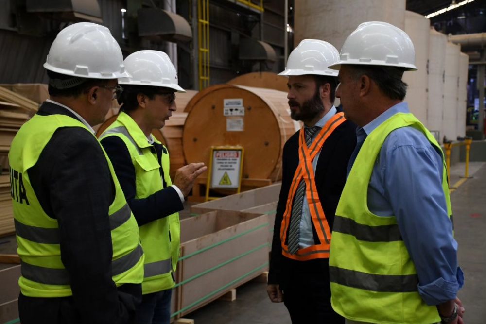 El intendente Francisco Azcué, acompañado por parte de su gabinete, visitó la planta de EGGER